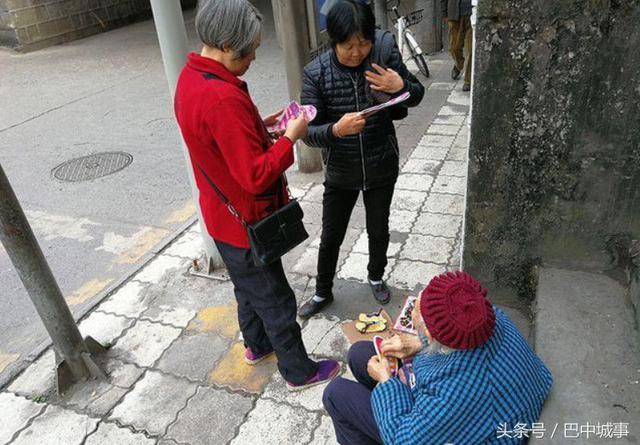 达州85岁老太大桥下扎鞋垫出售,老人说:视力不错,可以穿针
