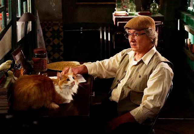 成龙晒东野圭吾题字,非常喜欢小说,在解忧杂货店客串了一天的戏