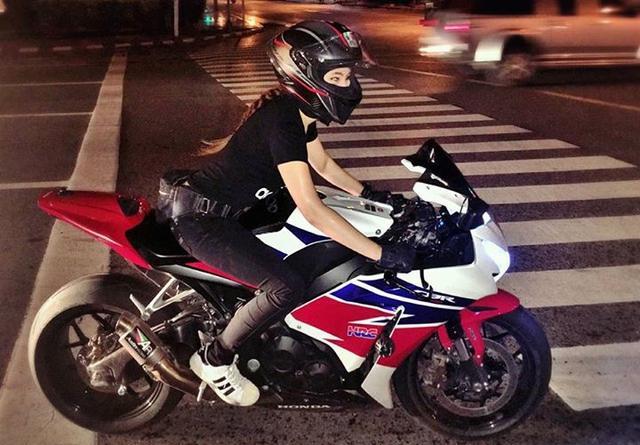 泰国女孩与本田cbr的机车恋情