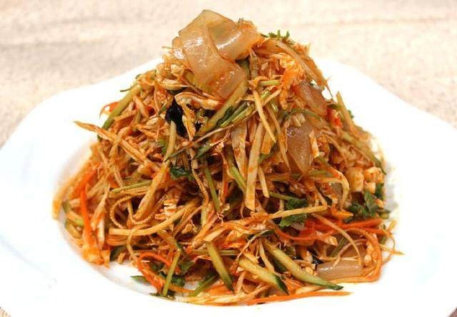 今天吃货就分享两款东北凉菜,东北大拌菜和东北大拉皮