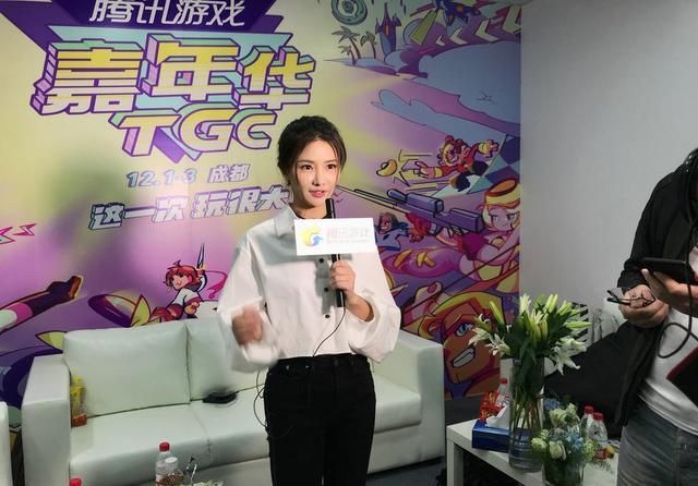 英雄联盟美女解说miss韩懿莹现身tgc 被粉丝包围表白