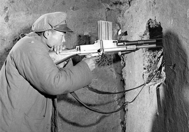 在纷乱的战火中,赛拉图这样无关痛痒的小哨所又一次被国民党的高官们