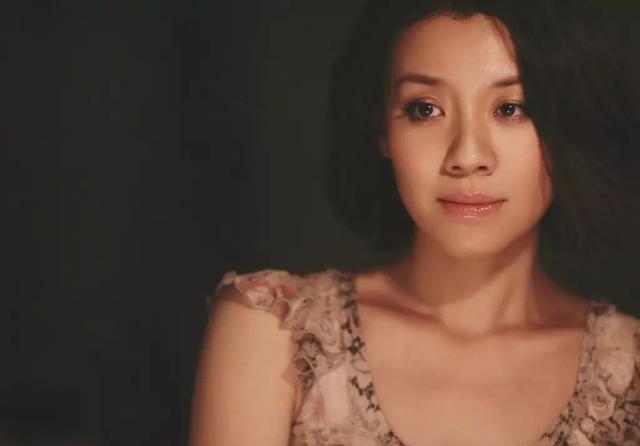 显得 老气,但是又特别有韵味 还有《眉姐》中饰演美丽善良的少妇何眉