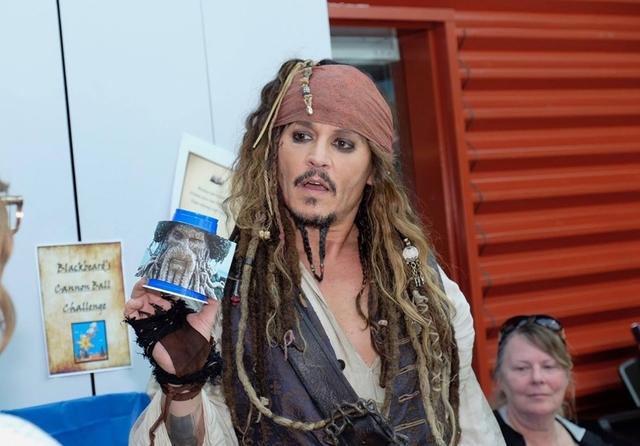 加勒比海盗杰克船长探望病童坐地上卖萌表演画面十分暖