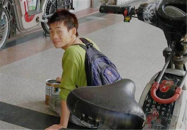 上班装乞丐, 下班变潮男, 乞丐变成一个职业, 网友: 我多次被骗!