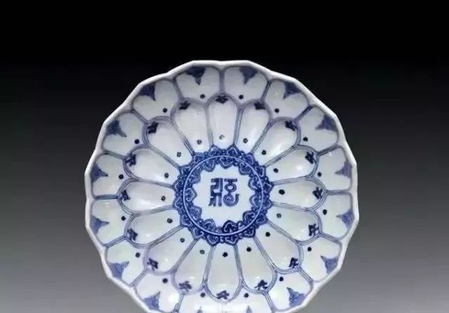 瓷器上祥和大方的纹饰莲瓣纹