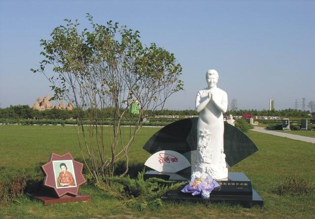 赵丽蓉墓与高秀敏墓差距明显墓地设计寓意有所不同