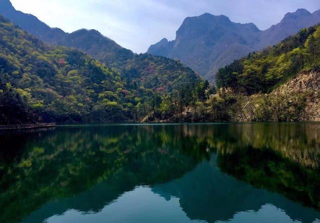 青山与绿水一色奇松与怪石同在好山好茶好空气一样都不能少