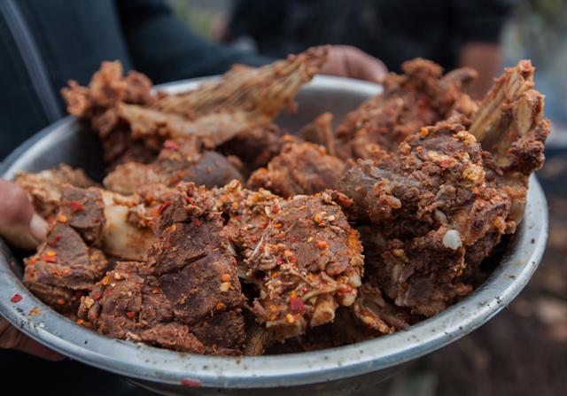 舌尖上的中国彝族人的美食--坨坨肉