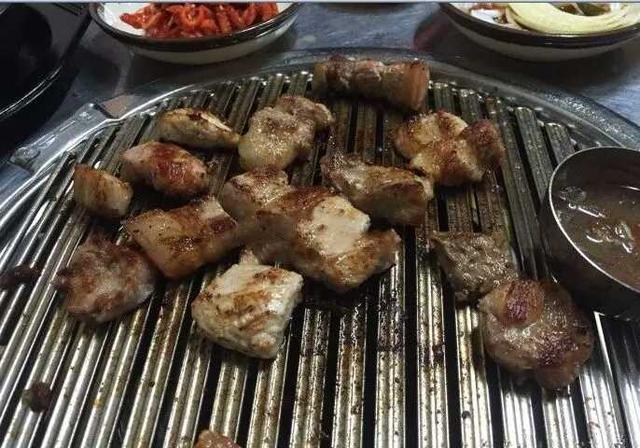 实拍韩国烤肉,一块肉居然这么贵?你们是吃不起肉吗?