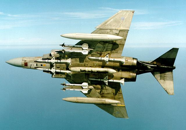 美军战斗机瞄准歼-5发射空空导弹,5秒后却把自己人凌空打爆