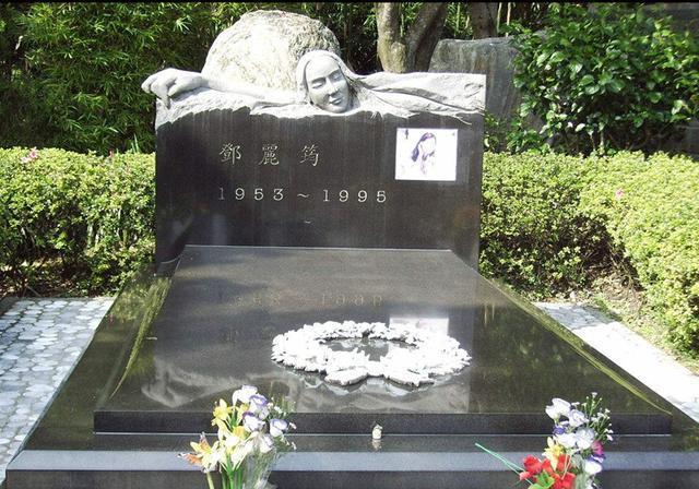 黄家驹的墓地原来是这样外观虽然很豪华但看起来却十分凄凉