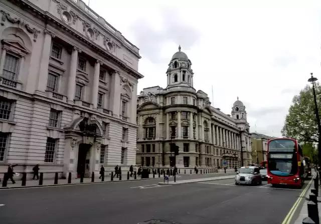 1733年,英国王将10号辟为首相官邸.11号现为财政大臣官邸