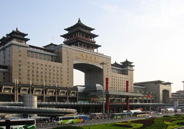 北京东站大概是全世界最有性格的火车站了,我的候车大厅是整个北京市