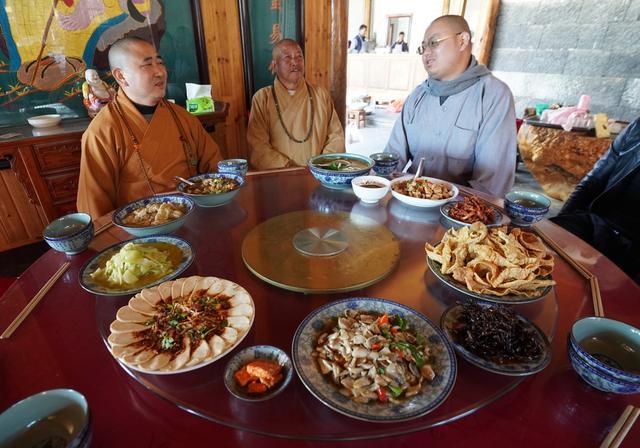 腾冲寺院吃斋席,十余道菜丰盛让人跌眼镜,佛门怎么也"食肉?