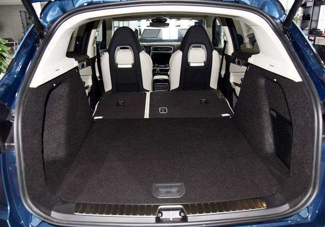 另外该车的第二排座椅可以放倒,实用性还是不错的,前排座椅使用了靠背