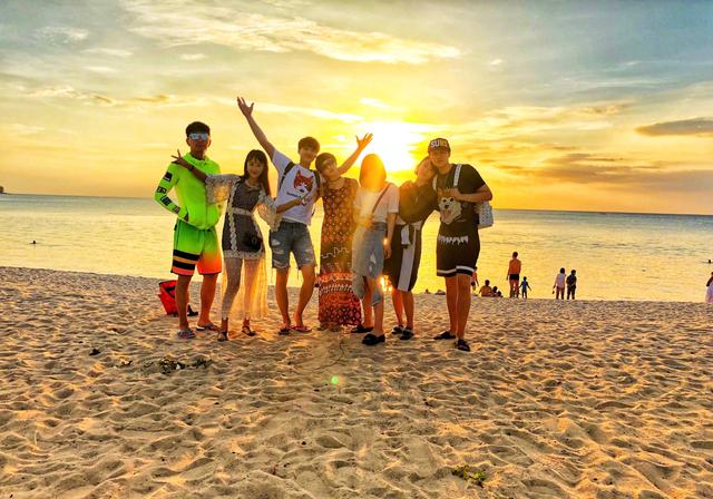 近日,主持人沈夏(大王ava)在网上晒出和好朋友在普吉岛度假的照片.