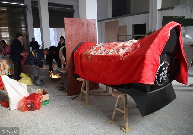 不到两个时辰,孙家门前已经搭好帐篷灵堂,棺材也买回来了.