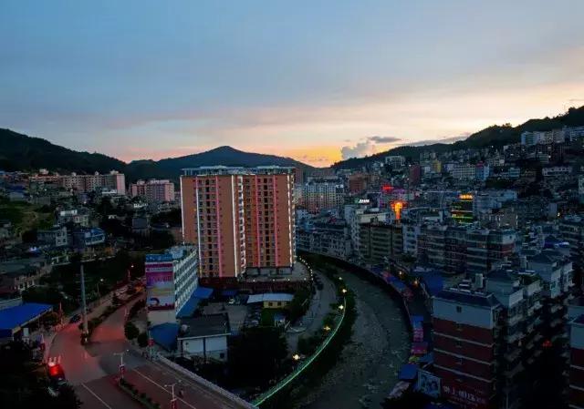 那个叫金平的小城璀璨耀眼发出美丽的光芒令人痴迷