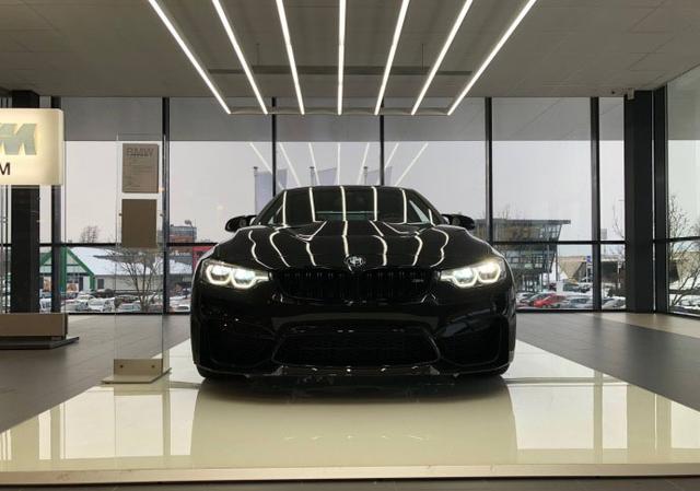 宝马m4 cs,0到100加速3.9秒,百看不腻的黑色