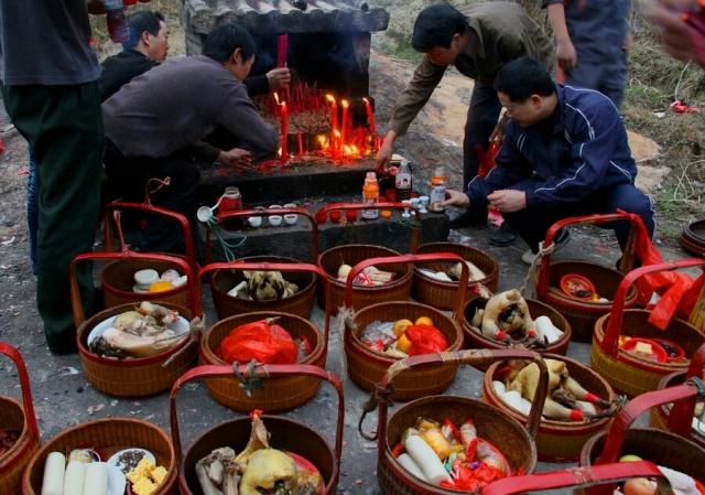 由家长主祭,烧三炷香,叩拜后,祈求丰收,最后烧纸,俗称送钱粮.人们在