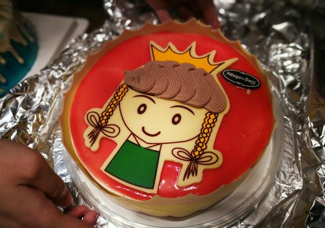 杨威晒双胞胎女儿生日萌照，欢欢抓周时选择了糖果，可爱！