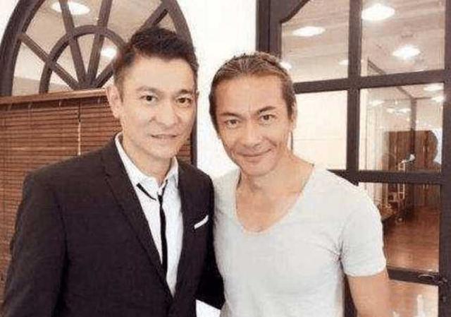 刘德华与弟弟刘德盛合照,我想大家估计都难以置信,刘德华的弟弟长这样