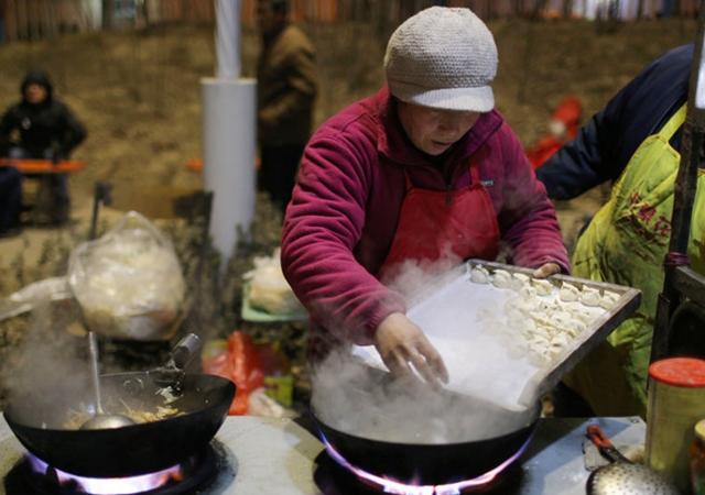 每天夜深了才出摊,老夫妻靠卖饺子,三年在城里买了房
