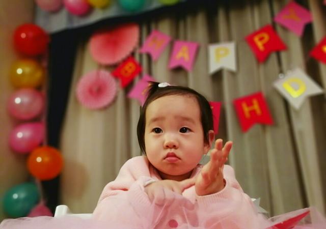 杨威晒双胞胎女儿生日萌照，欢欢抓周时选择了糖果，可爱！