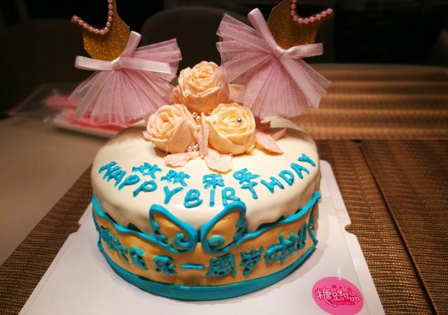 杨威晒双胞胎女儿生日萌照，欢欢抓周时选择了糖果，可爱！
