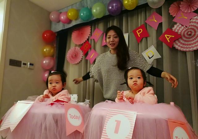 杨威晒双胞胎女儿生日萌照，欢欢抓周时选择了糖果，可爱！