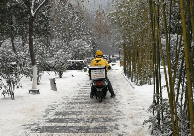 大雪严寒,向依然坚守在户外工作的人们致敬,不要觉得理所应当