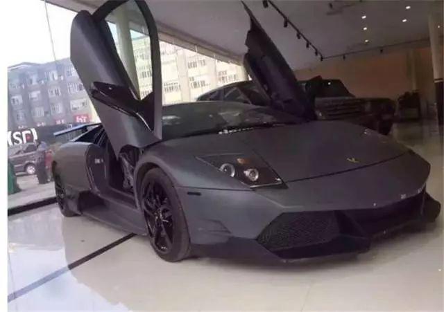 400万的兰博基尼加油,车主另类下车方式,瞬间拉低跑车档次