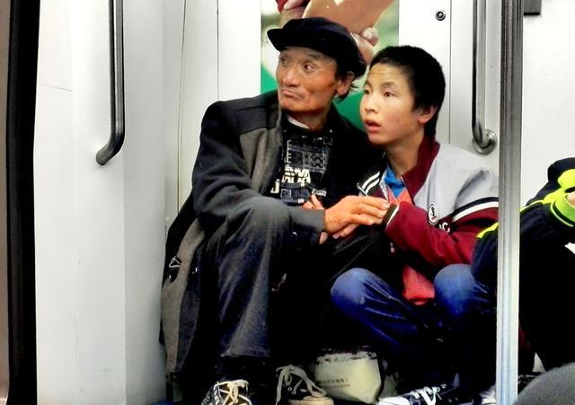 父辈的爱,北京地铁上感人又让人心酸的一幕
