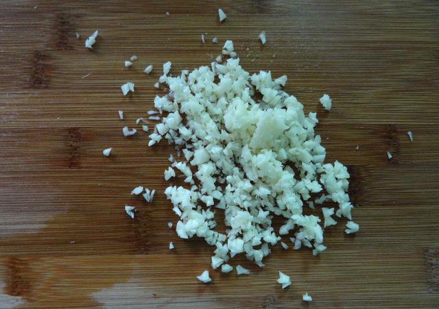 这五个灭杀花盆里小飞虫方法,比喷辣椒大蒜水