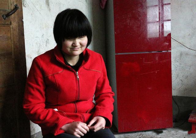 17岁农村女孩嫁40岁大叔,生了两个孩子,不甘却幸福的生活