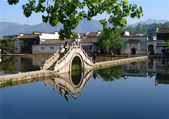 将整个镇子圈起来,收费100元还怕被逃票,国内最冤的5A级景区|宏村|景区|村镇_新浪新闻