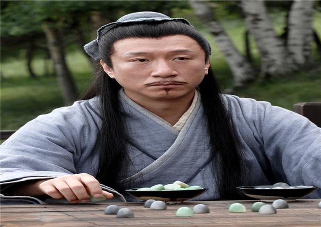 他被同门师兄剐去了膝盖,多年后得报大仇,却跑到山里写书