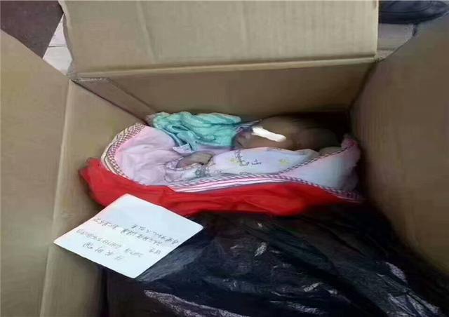 乞丐捡两弃婴抚养,欲将姐弟送人,孩子哭着说宁愿跟着父亲乞讨