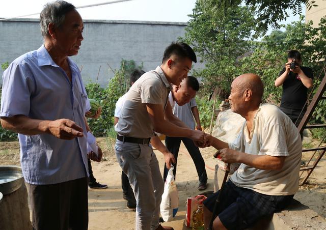 蠡县一爱心企业慰问困难老党员,贫困学生|贫困学生|志愿者|贫困老人