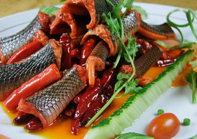 这道湘菜美食用蛇肉制作而成,辣的不可言喻却又让人欲罢不能