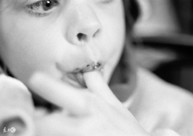 孩子吃手,多半是家长造成的,请停止你错误的做法