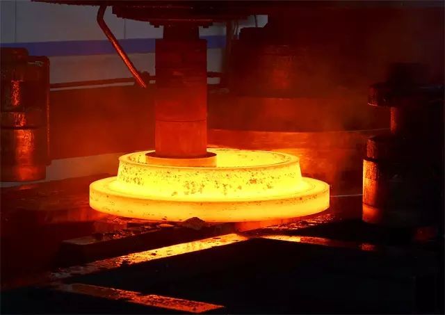 通过锻造能消除金属在冶炼过程中产生的铸态疏松等缺陷,优化微观组织