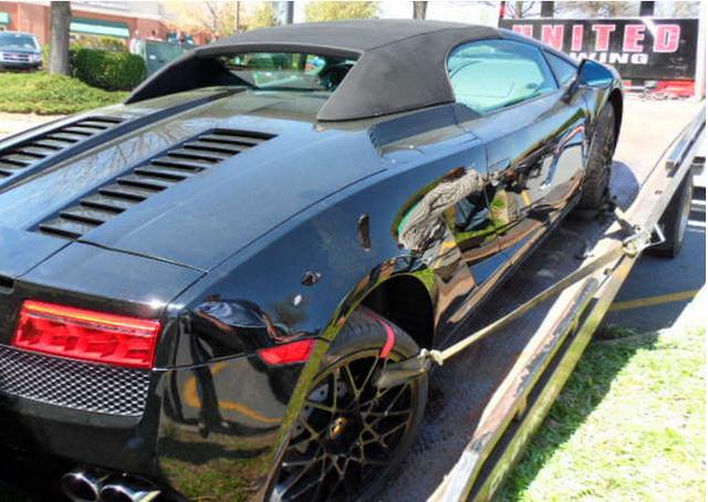 小伙逛豪车店试驾兰博基尼差点报废无奈只能自己买单悲伤