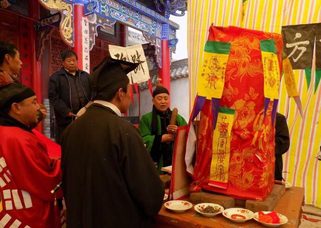 八卦,生老病死,推算祸福吉凶,另外,他们也做殡葬治丧和超度亡灵的事情