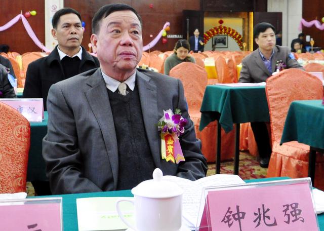 新当选的湛江市电白商会会长钟兆强上台致辞,感谢各方的大力支持.