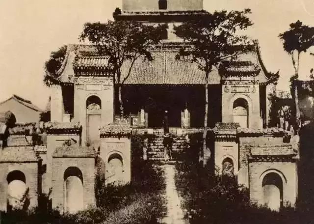 大雁塔(民国)大雁塔上俯瞰(民国)大雁塔前,多明清乡试举人题名碑,盖踵