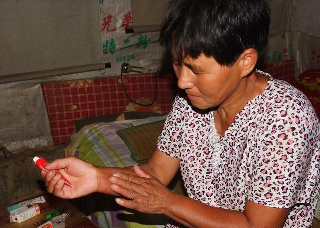 双眼残疾六旬老人不识字,靠卖羊奶为生,艰难照顾瘫痪儿子