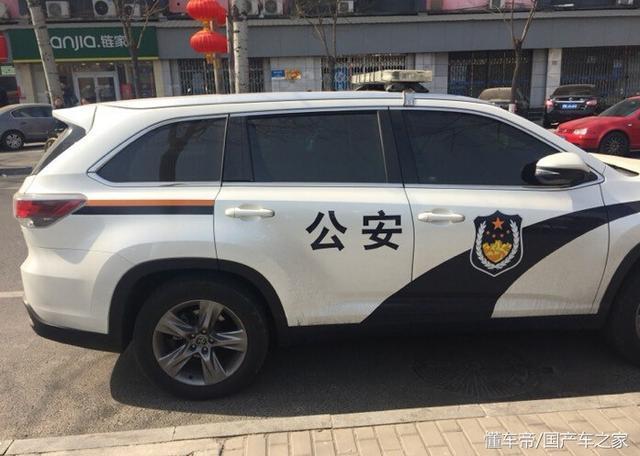 警车版汉兰达不是一般的帅气网友这是你想要也要不了的拉花