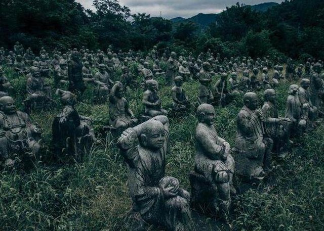 摄影师意外踏入一处禁地,发现满坑满谷的诡异石像!